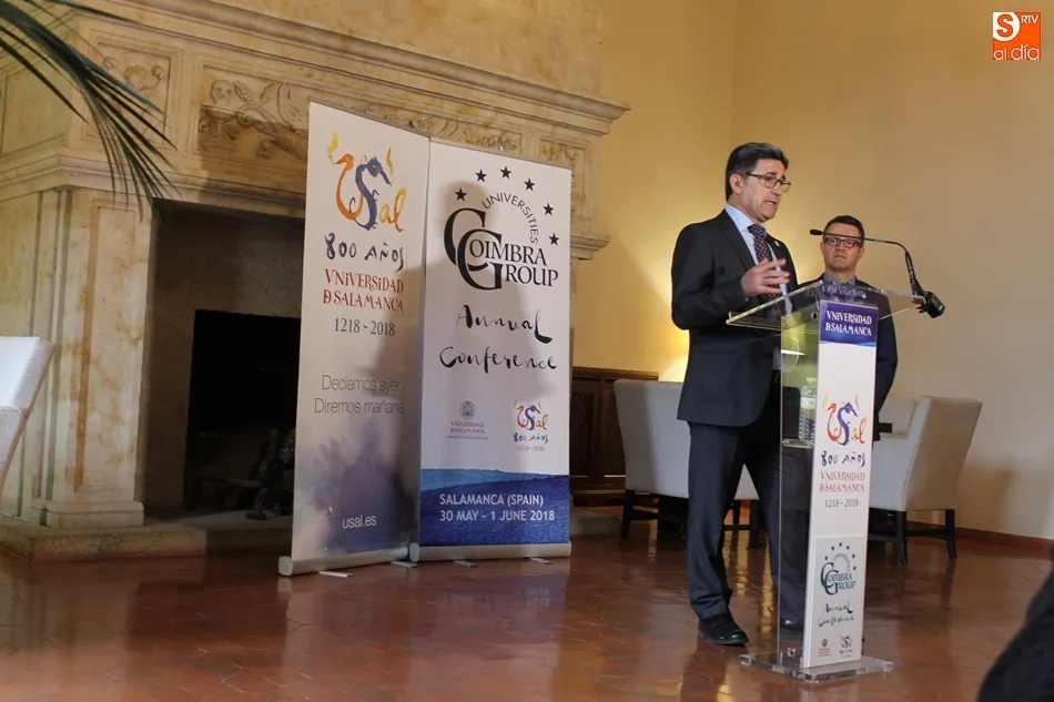 El vicerrector de Relaciones Internacionales de la USAL, Efrem Yildiz, acompañado del presidente del Comité Ejecutivo del Grupo Coimbra, Ludovic Thilly.