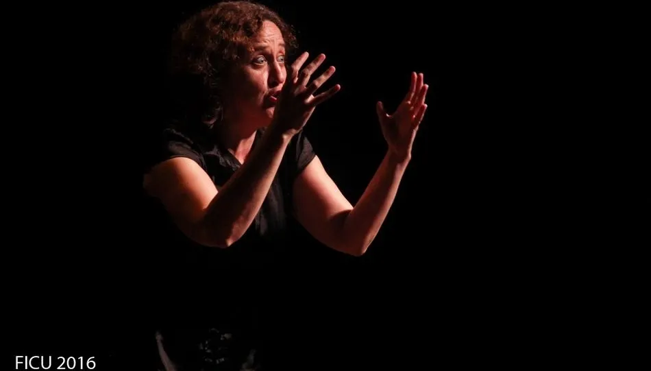 La narradora, durante una de sus actuaciones.