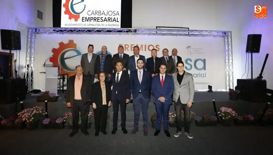 El alcalde, Pedro Samuel Martín, junto a los galardonados. Fotos: Alberto Martín