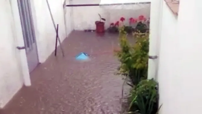 Imagén de uno de los patios anegados tras la tormenta que inundaba algunas de las casas bajas de Chamberí