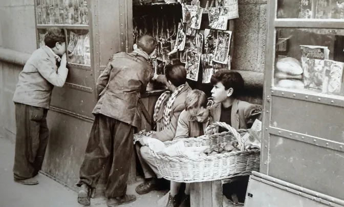 Grupo de chavales comprando chucherías en el kiosco situado junto a la puerta del Mercado Central.