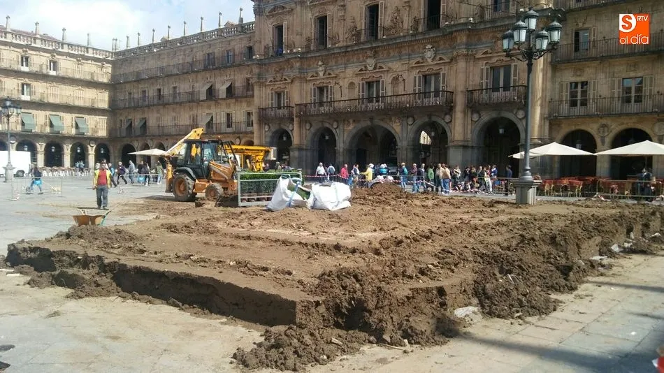 Trabajo de los operarios en la Plaza Mayor para desmontar estos jardines