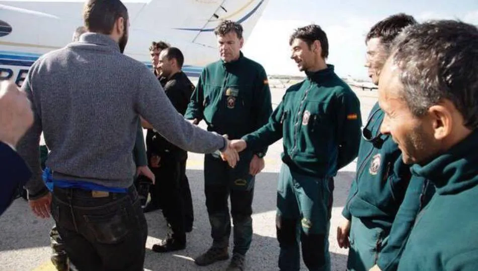 El salmantino Óscar Cacho, en el centro, tras el rescate de los espeólogos en Marruecos en 2015. Foto de @jucilnacional