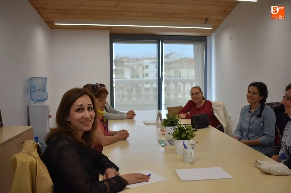 La concejala de Educación, Mayte Montero, concretó las actividades con la comunidad educativa de Guijuelo