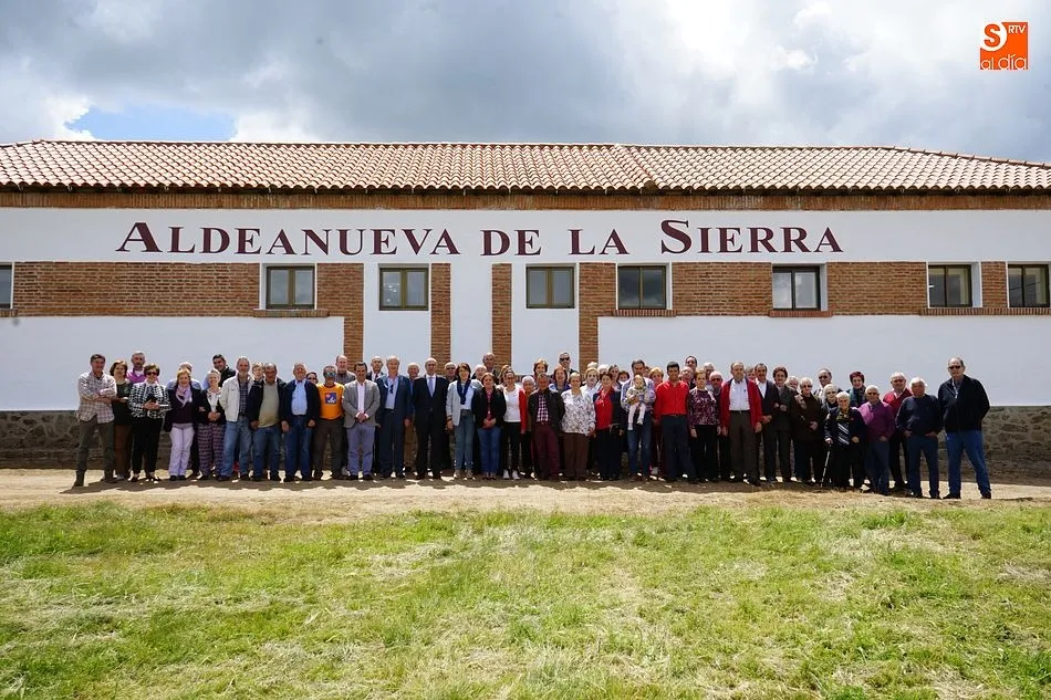 Los vecinos de Aldeanueva posaron ante el nuevo Ayuntamiento que luce el nombre de la localidad