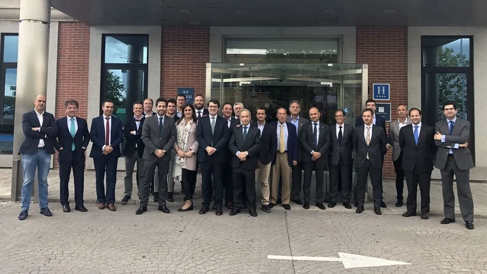 El alcalde, Alfonso Fernández Mañueco, junto a los organizadores y empresarios participantes.