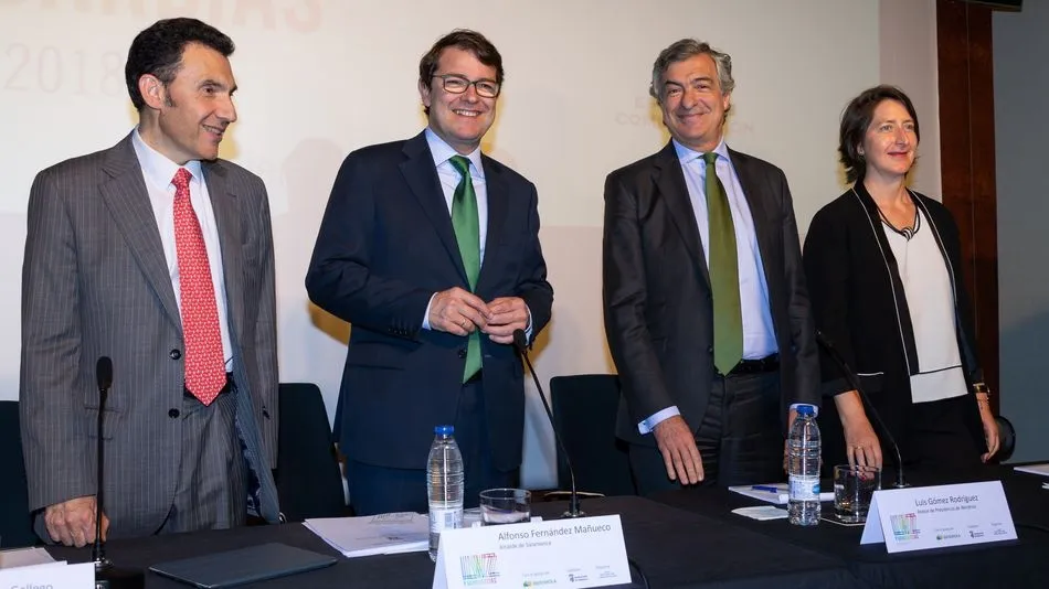 Mañueco, junto a los responsables, en la presentación.