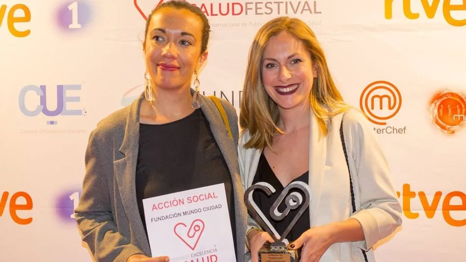 Antía Fernández (derecha), tras recibir el premio.