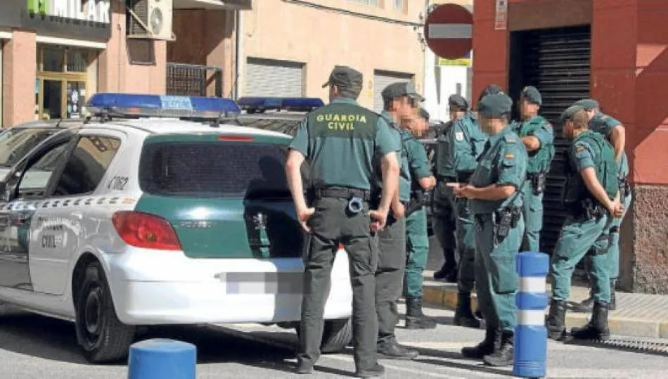 Varios agentes de la Guardia Civil, durante un registro.
