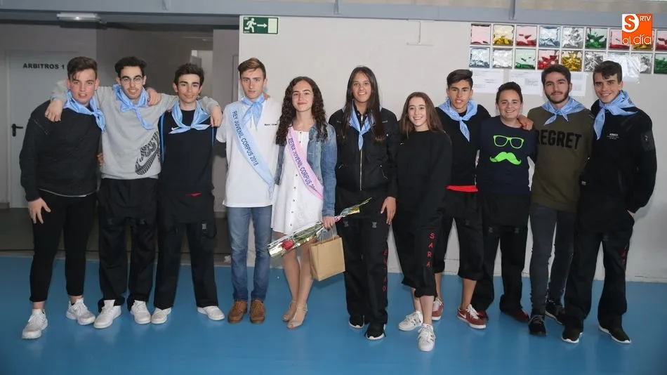 Los nuevos monarcas, junto a su corte. Fotos: Alberto Martín