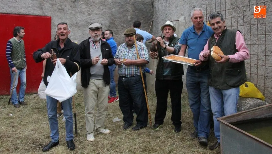 La merienda durante el descanso de la capea, uno de los momentos especiales del Corpus / CORRAL