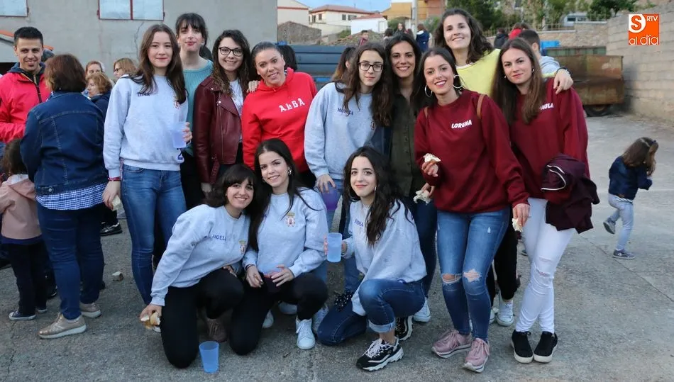 Nada mejor que una buena parrillada para coger fuerzas de cara a una noche que se prevé muy larga / MARIBEL SÁNCHEZ