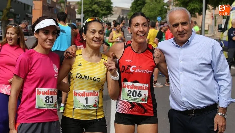 Lourdes Lobato y sus compañeras de podio, junto al diputado Ortiz, Fotos: Alberto Martín