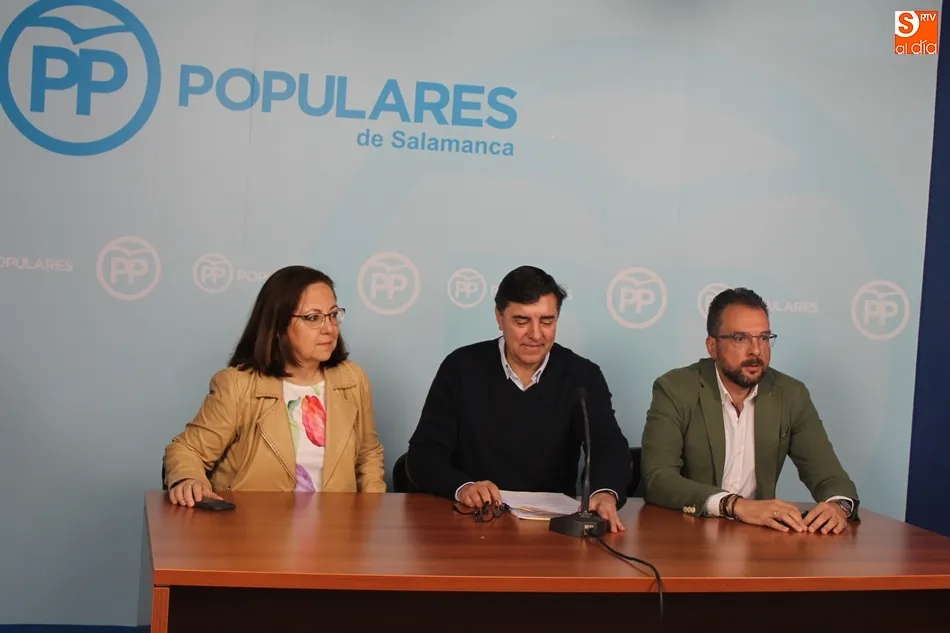 Los diputados María Jesús Moro, José Antonio Bermúdez de Castro y Bienvenido de Arriba, en la sede del PP de Salamanca