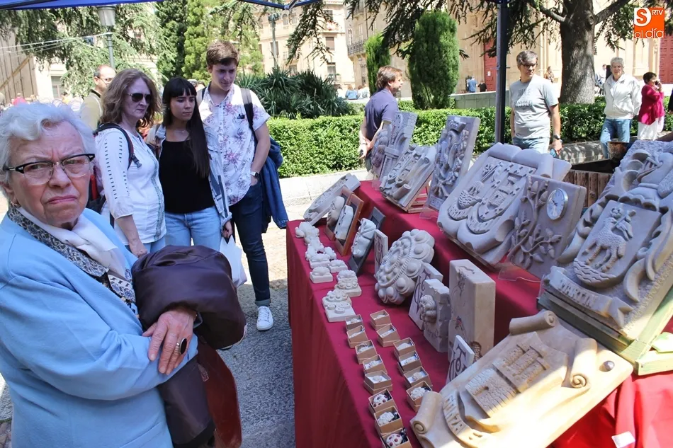 Trabajo en piedra, entre los oficios presentes en la jornada de artesanía en la Plaza de Anaya