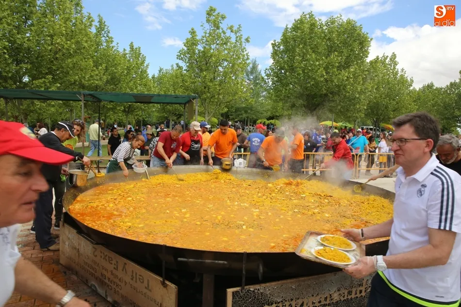 Una gran paella solidaria en Cabrerizos. Foto: Alberto Martín