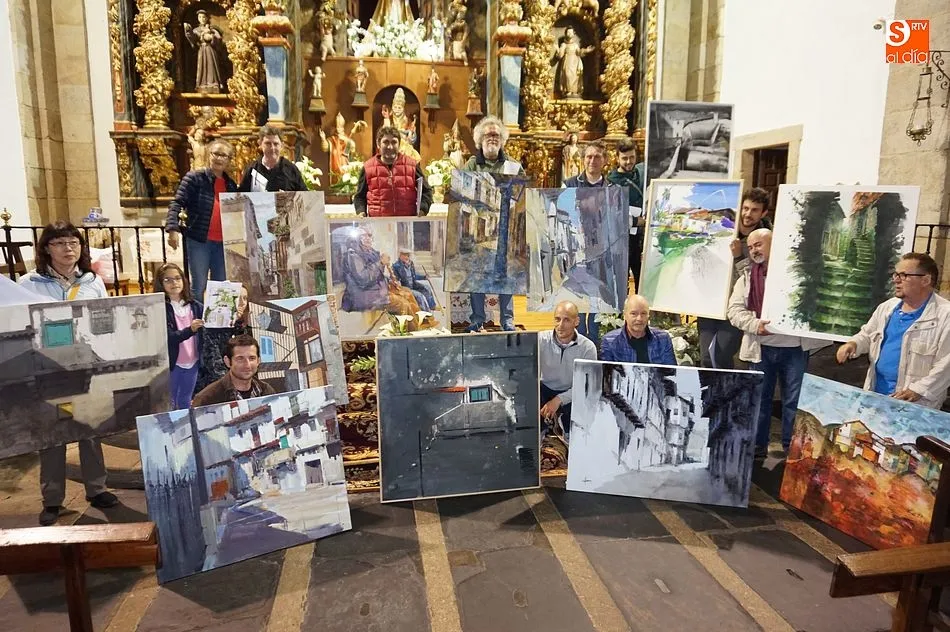 Los ganadores del certamen posaron con sus obras en la iglesia parroquial