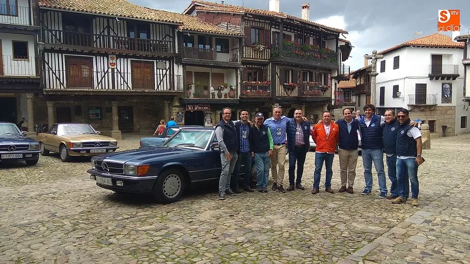 Varios miembros del club junto a sus Mercedes W107 en la Plaza Mayor de La Alberca