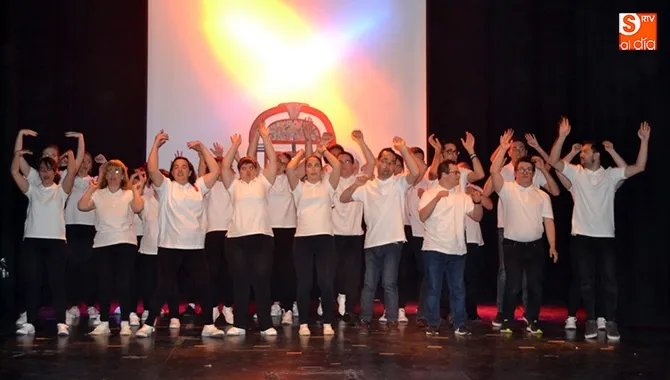 Más de 40 integrantes de la Fundación Aviva representaban en el teatro Calderón el musical Grease