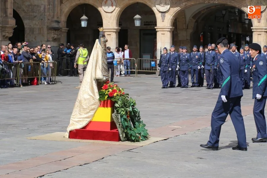 Momento de inicio de la jura de lealtad a la Bandera de España / Foto: Alberto Martín