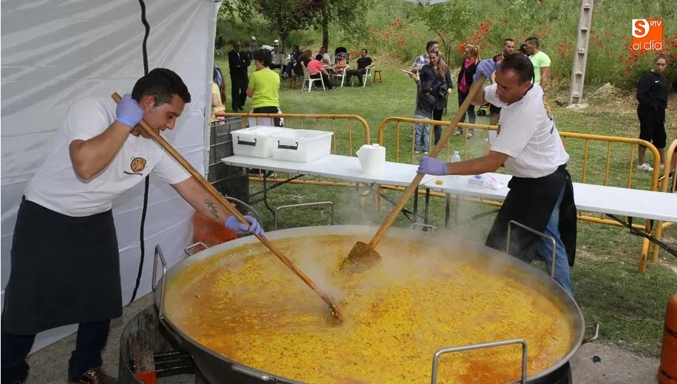 Paella popular en las fiestas del Corpus de Aldeatejada. Foto: Alberto Martín
