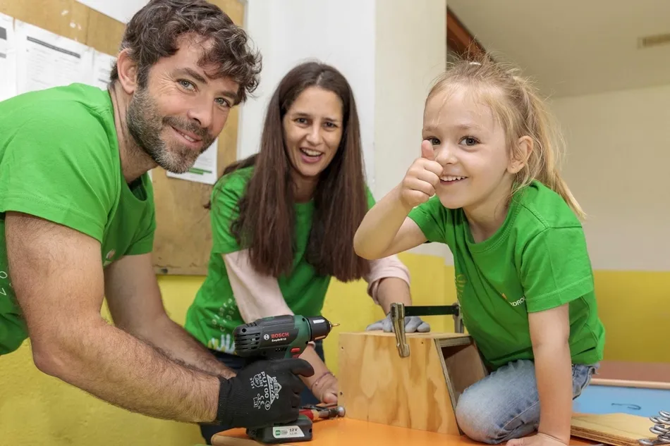Participantes en el taller de cajas de nido.