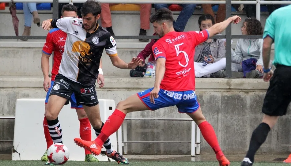 Carlos de la Nava encara a un rival. Fotos: Víctor Royo