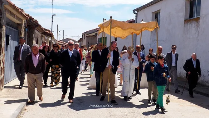 Decenas de vecinos de Boveda participaban este domingo en la festividad del Corpus. Fotos: Aurelio Jinete