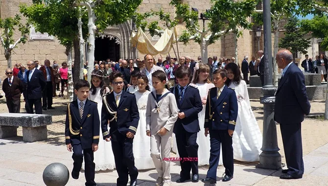 Macotera vivía con gran animación la celebración del Corpus, acompañando a los pequeños que han tomado recientemente la Primera Comunión