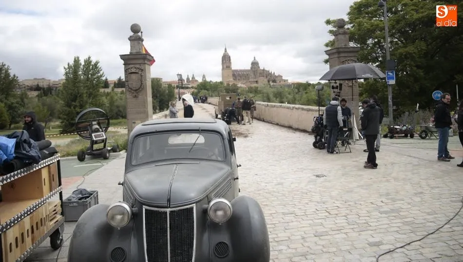 Vehículo de época junto al Puente Romano, preparado para el rodaje. Foto de Alejandro López