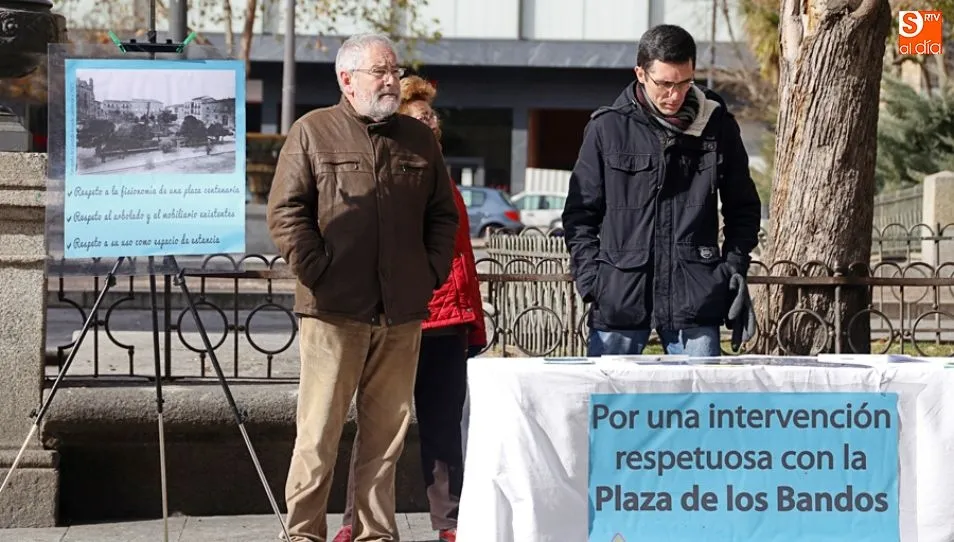 Acto de la asociación Ciudadanos por la Defensa del Patrimonio en la plaza de los Bandos