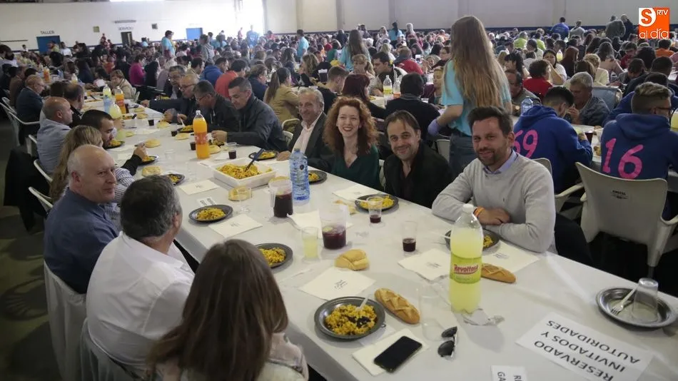 Vecinos de la localidad disfrutando de una entrañable velada en compañía de familiares y amigos / Foto: Alejandro López