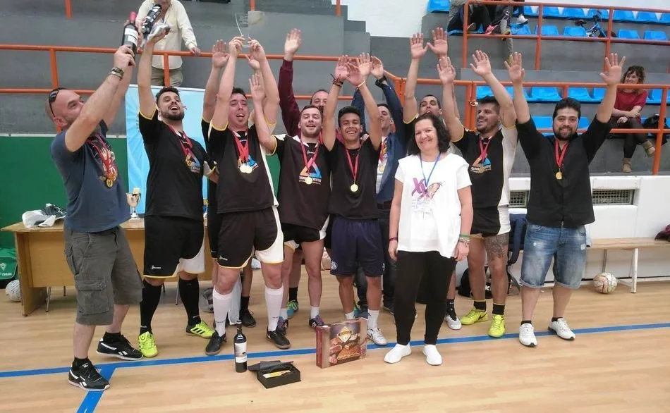 Triangle Creative celebrando su victoria