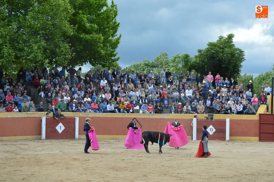 La plaza de Linares se llenó por completo para la cita taurina de los alumnos de la escuela salmantina