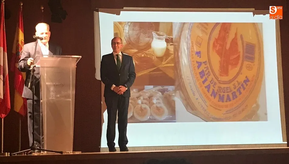 Fabián Martín en la intervención tras recibir el premio de manos del presidente Javie Iglesias