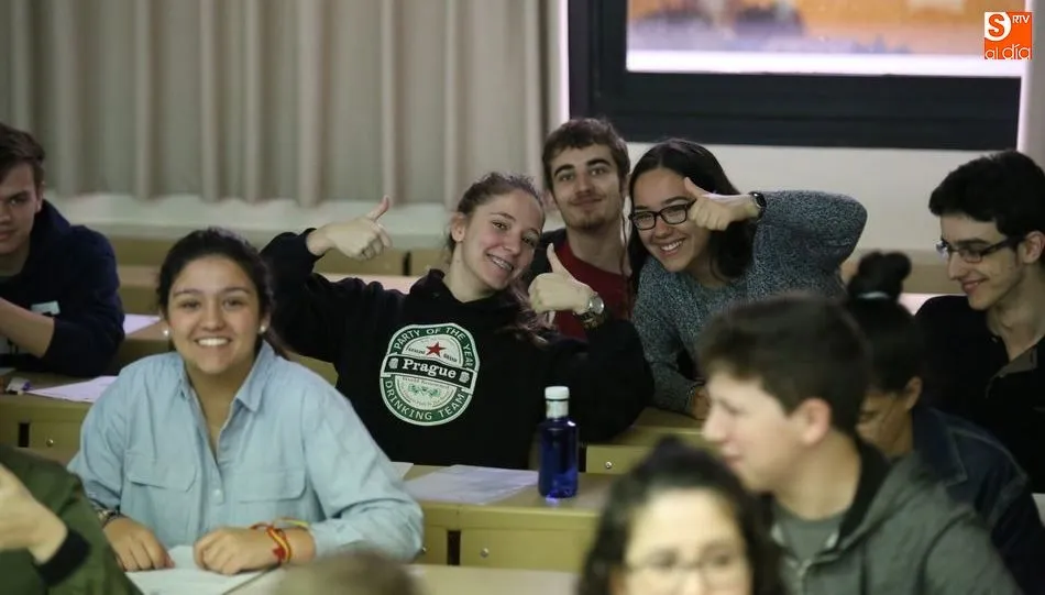 Buen ambiente antes del primer examen, en la Facultad de Filosofía. Foto de Alberto Martín