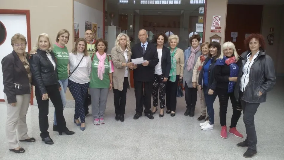 El alcalde entrega el cheque a la presidenta de la Asociación Contra el Cáncer de Salamanca