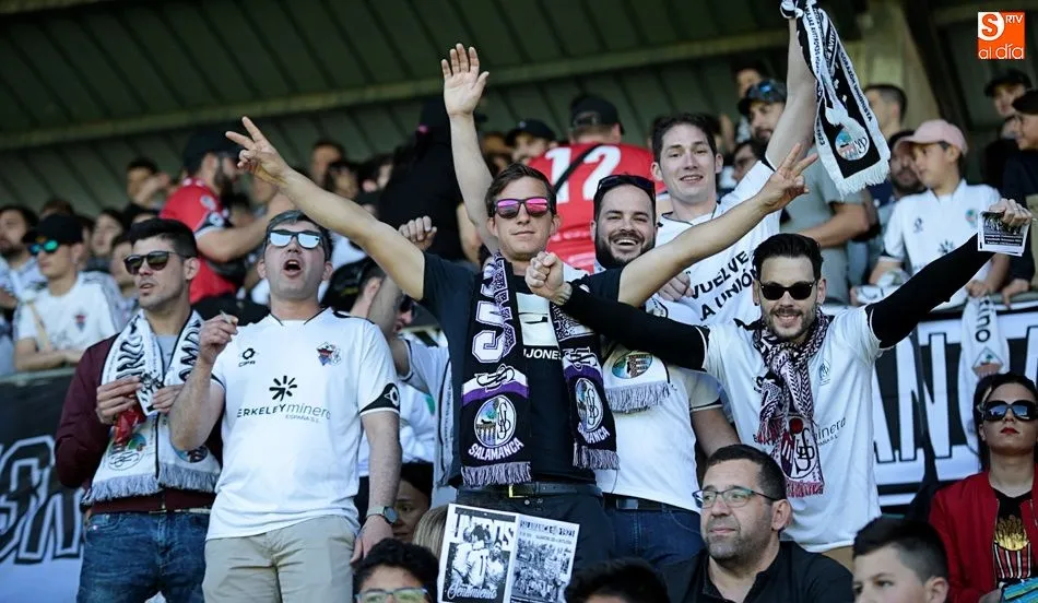 	Seguidores del CF Salmantino UDS en el estadio Helmántico. Foto de Alejandro López