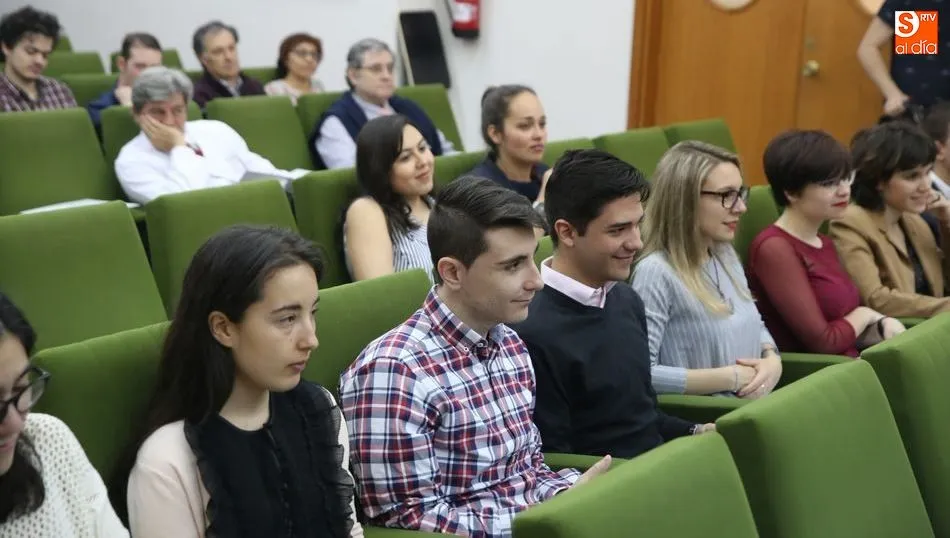 Alumnos de Medicina de la USAL en este acto de despedida. Foto de Alberto Martín