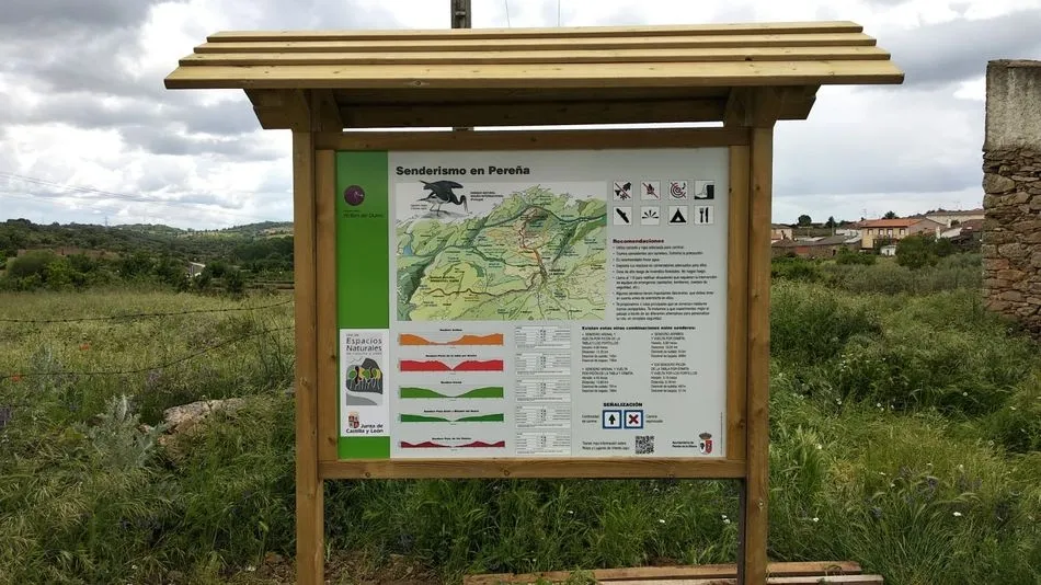 Pereña de la Ribera luce un nuevo mural con los cinco senderos habilitados