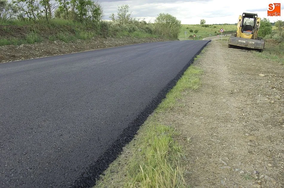 Actuación en la carretera que une las localidades de Robleda y El Sahugo/Foto: Adrián Martín