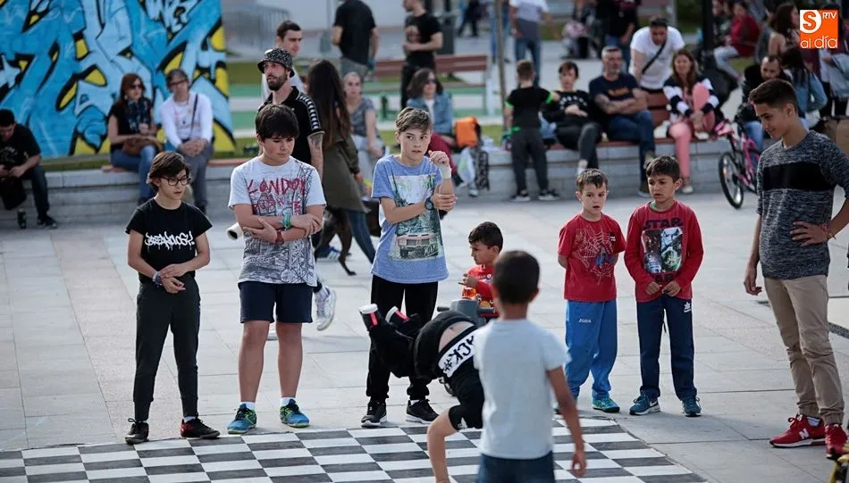 	Jóvenes vecinos en una de las actividades lúdicas en la plaza del barrio. Foto de Alejandro López