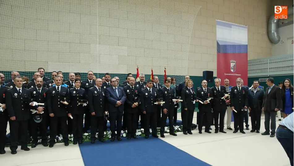 Galardonados en el acto festivo de la Policía Local de Salamanca. Fotos: Alberto Martín