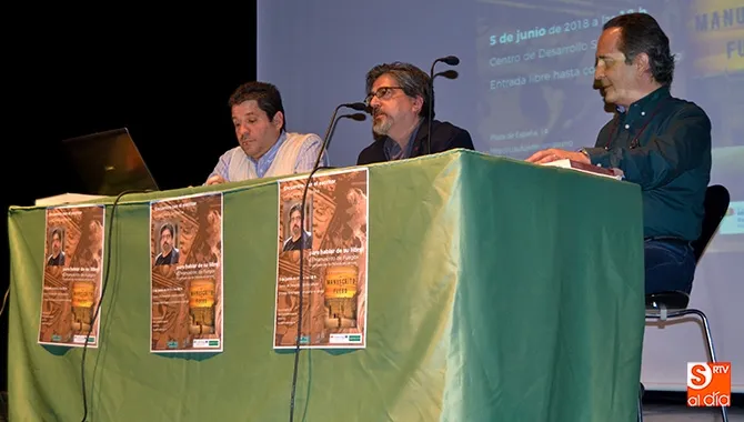 El escritor Luis García Jambrina protagonizaba este martes un Encuentro con Autor junto a los integrantes de los Talleres de Lectura