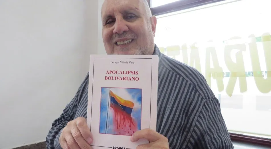 El escritor Enrique Viloria con su libro. Foto de Jacqueline Alencar