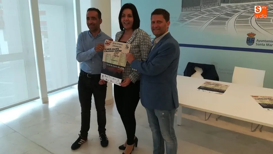 La concejala de Deportes de Santa Marta, Silvia González, flanqueada por Fran Domínguez, de HyD Pinturas y presidente del CC El Tubular, y Carlos Castro,  director de la prueba. Fotos: RFG