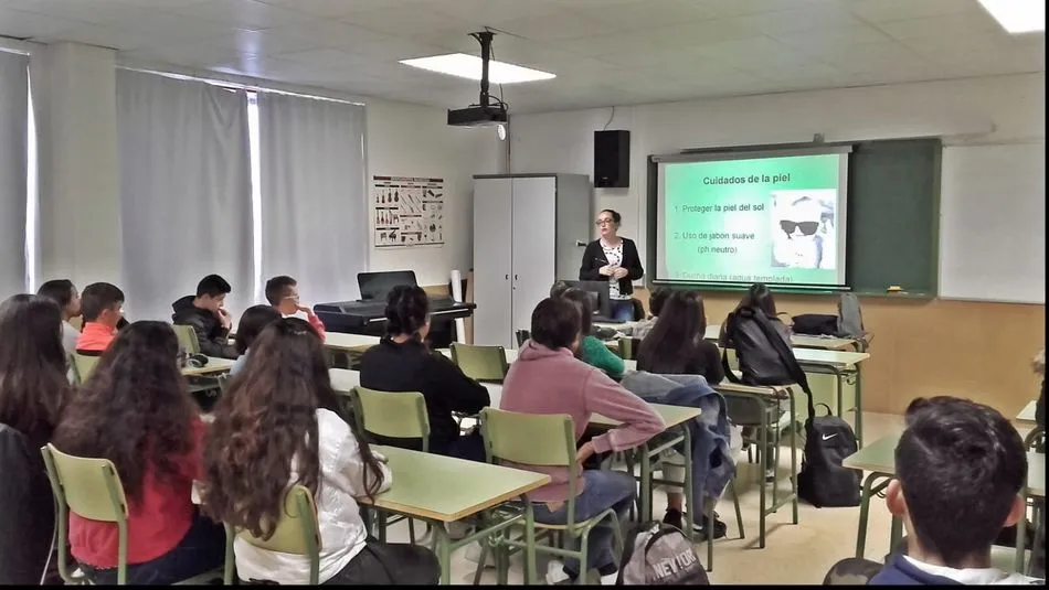 Una de las charlas impartida en el IES Torrente Ballester de Santa Marta de Tormes