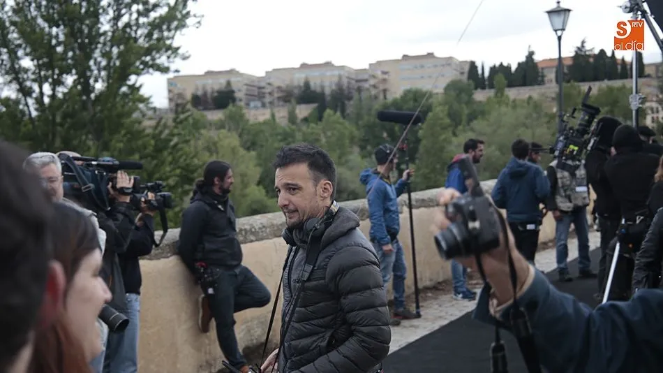 Amenábar grabando en el Puente Romano de Salamanca / Foto: Archivo