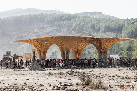 El festival instala una gran carpa que sirve de escenario principal en la orilla del Alagón. Fotos y vídeo: Lost Theory Festival