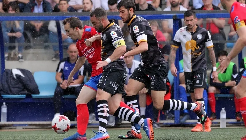 De la Nava y Cristo presionan a un rival en Tarazona. Foto: Víctor Royo